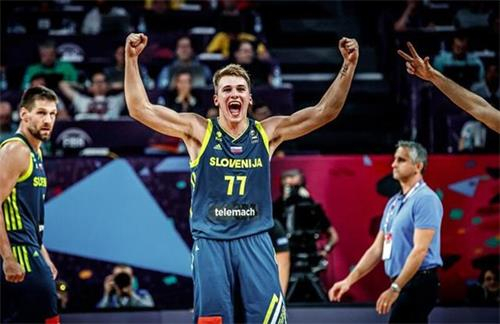 弗里克：佩德里有可能首发；收到消息后我起床看了皇马的集锦（弗里克：佩德里有望先发；得知消息后我起身观看皇马集锦）