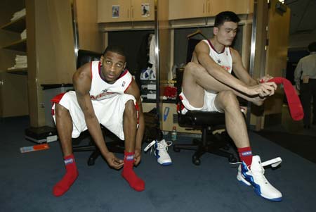 记者：若无意外费尔明周末将复出；德容正常训练但感冒还没好（记者称费尔明周末或迎复出，德容已随队合练但感冒未愈）