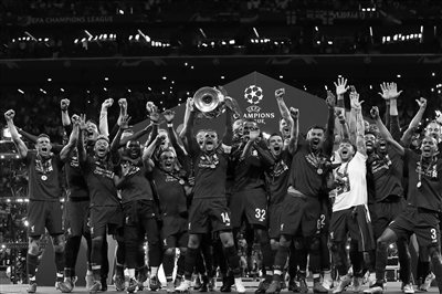 曼联4-1击败狼队，升至英超第六；米兰3-2战胜都灵，登顶积分榜。