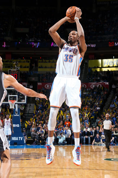 皇马在国家德比后失利，阿隆索面临下课危机，巴萨趁机领跑，西甲争冠形势严峻。（国家德比失利令皇马受挫，阿隆索帅位告急，巴萨乘势领跑，西甲争冠风云突变）