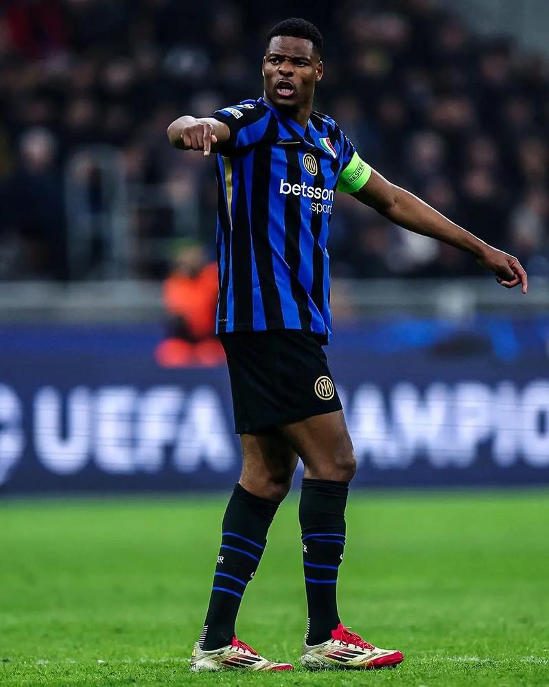 今天是北京时间2025年12月07日星期日,欢迎收看早报！