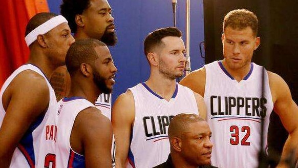 欧文快攻一条龙完成得分（欧文一条龙快攻上篮得手）