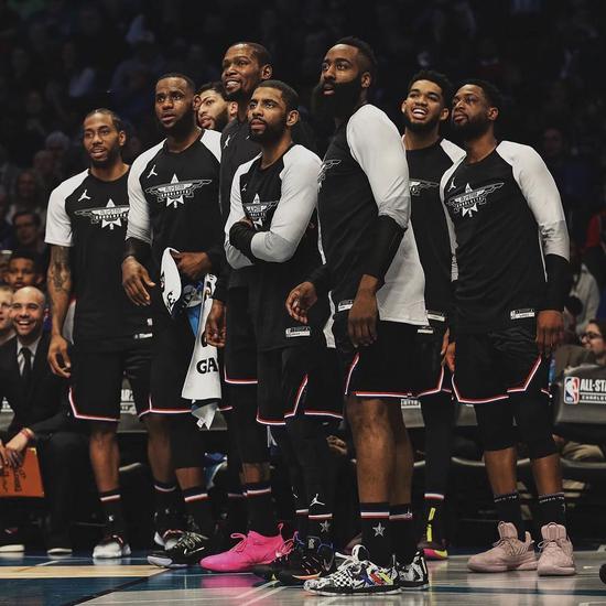 梅西太内向了，主持人说第一句就想拿着奖杯走，不到三年拿四冠（梅西被调侃太内向：刚开口就想捧杯走人，三年未满豪取四冠）