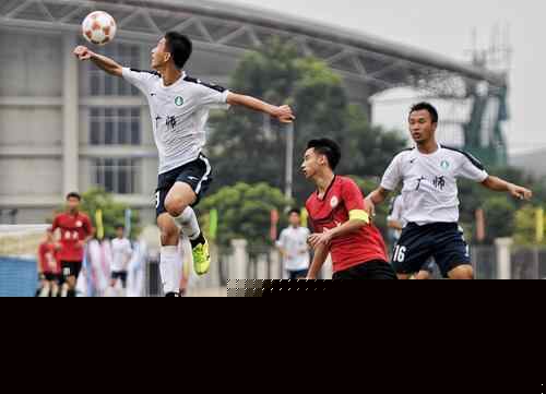 热议汪士钦红牌：对方踢人很隐蔽；染红动作太业余，狂性大发（汪士钦红牌引热议：对手隐蔽踢人遭质疑，染红举动显业余且情绪失控）