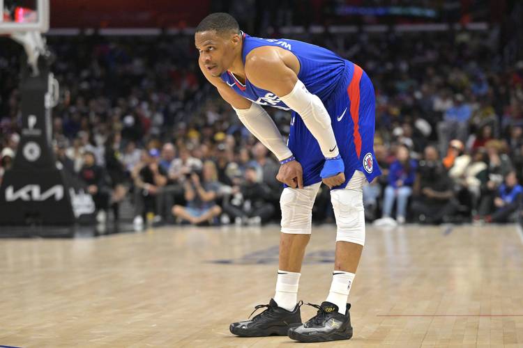 德媒：磁卡需大幅降薪才可能续约，队里已有他的接班人比朔夫（德媒：磁卡若想续约需大幅降薪，队内已将比朔夫视作接班人）