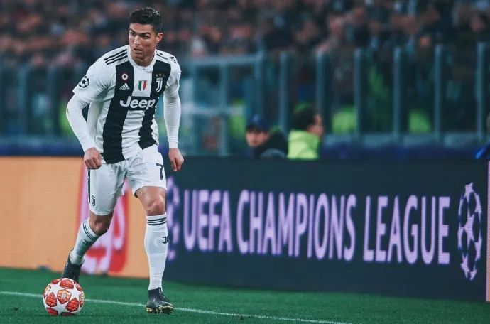 TA分析3-5-2阵型：从翼卫驱动到双锋美学，弱队逆袭制胜之道（3-5-2战术解码：翼卫驱动与双锋之美，弱旅逆袭取胜指南）