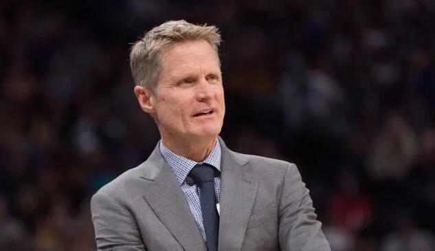 中后卫精准补防，挽救球队险境（中后卫及时补防，化解球队危机）