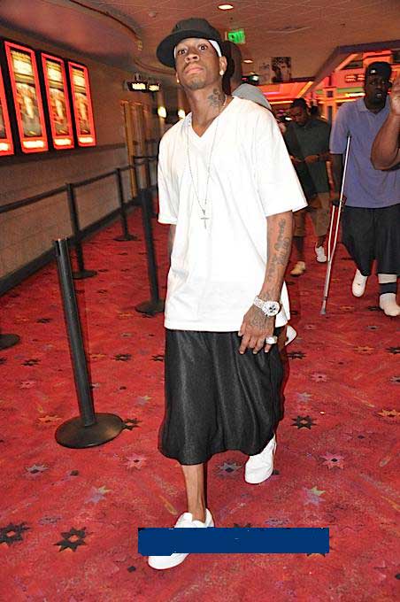 西媒：球迷抱怨新诺坎普座位间距太小，入口台阶高低不平（西媒：新诺坎普座椅间距过窄、入口台阶不平整引发球迷不满）