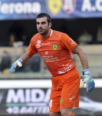 说啥了？詹姆斯把独行侠替补席逗得笑翻天（詹姆斯妙语惹笑，独行侠替补席笑成一片）