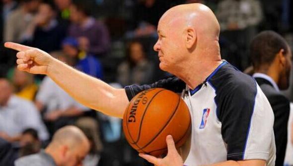 美媒：海兰德遭遇右膝挫伤，本场比赛将不会回归（美媒：海兰德右膝挫伤，提前退场本场不再出战）