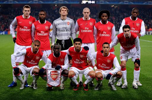 媒体人：杯赛的地板问题太大了，换地板无望应该撕掉所有地贴（媒体人称杯赛地板问题严重，更换无望应全部撕掉地贴）